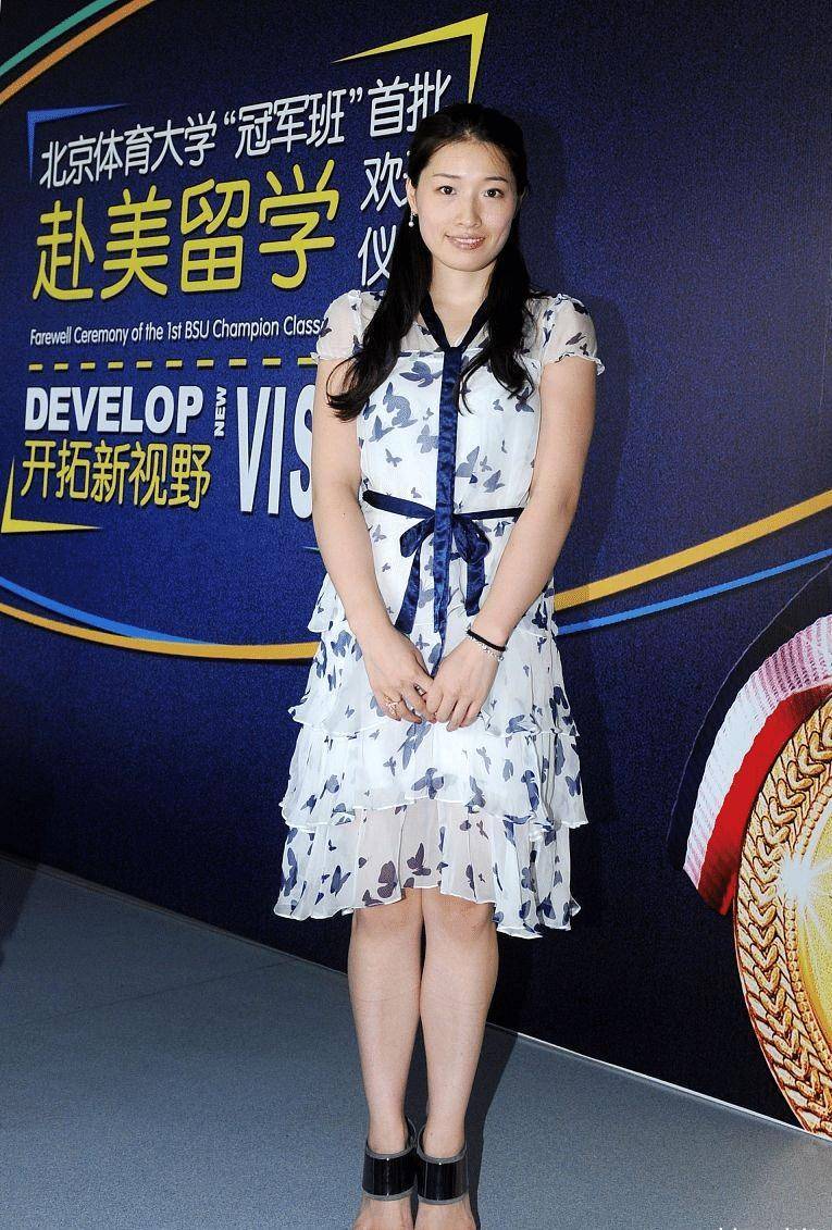 看身材就知道罗雪娟的冠军身份,穿亮片露背裙优雅大气,气质真好_裙装