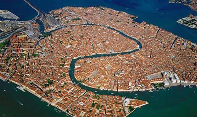 威尼斯本是一个小渔村，为何最终演变成了称霸地中海的帝国？