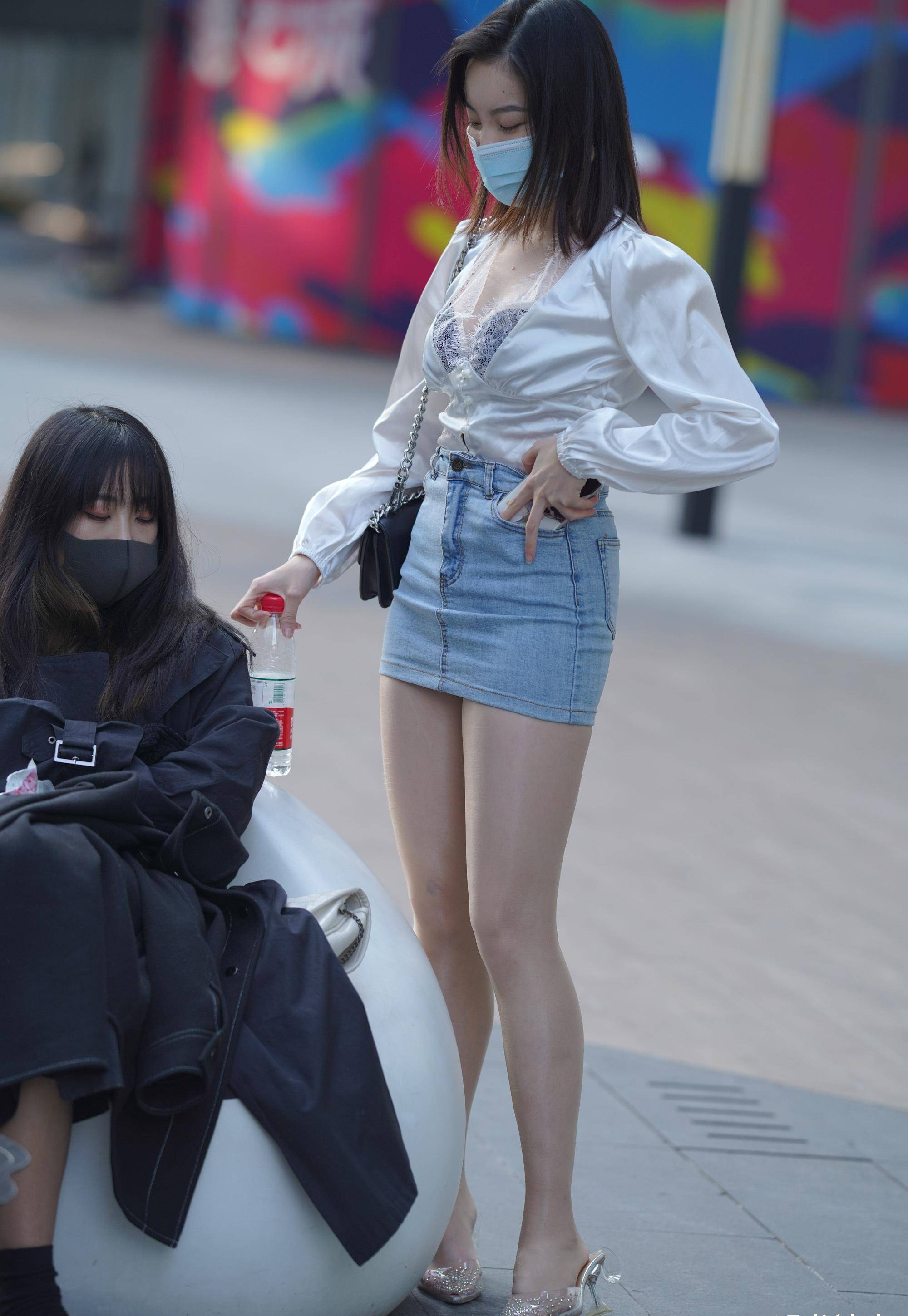 原创穿牛仔短裙的女生长相并不出众但靠着时尚打扮展现出了时尚迷人的