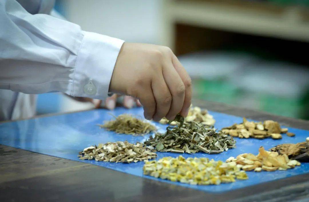 病毒无情人有情 一剂中药暖人心_防控_疫情_中医药