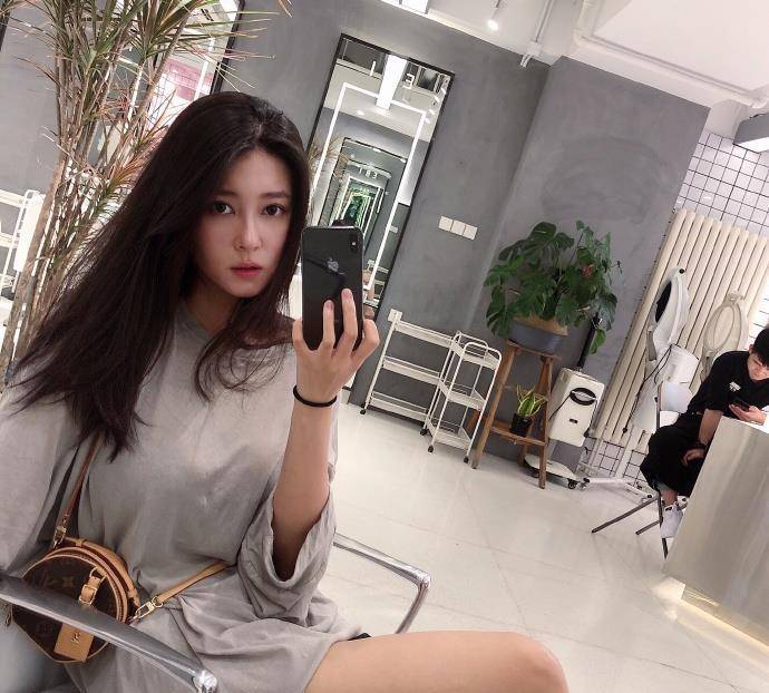 cba前太太钟鹿纯,晒游湖照身材难掩发胀,30岁女人味难以抵挡