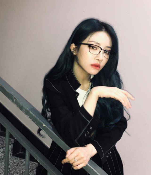 有种"整容"叫喻言戴眼镜,本以为很有违和感,哪知真人a到爆_样子_白色