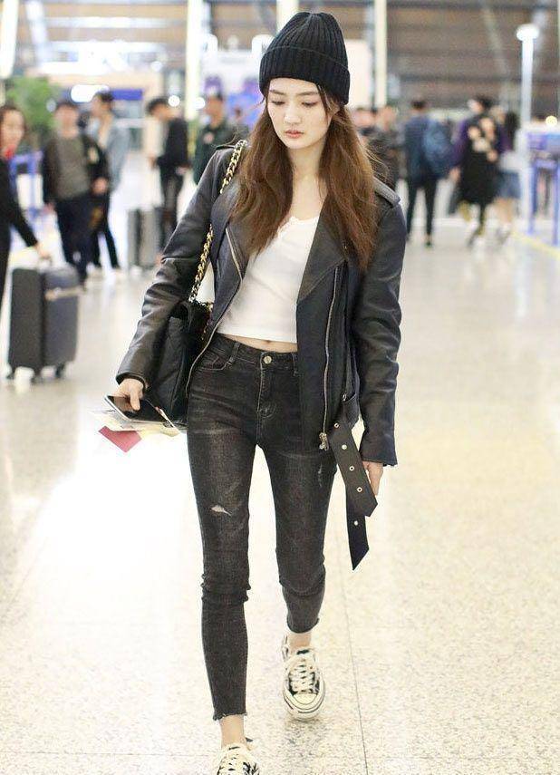 25岁徐璐瘦成纸片人,自爆体重比杨幂还轻,标志小方脸消失不见_卫衣