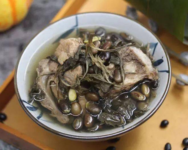 客家地区这种野菜,煲汤有一股"臭脚丫味",很多人却很爱吃!