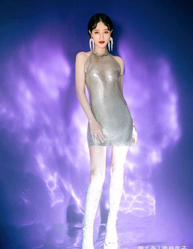 蓝盈莹穿衣很耀眼,身穿银亮色亮片连衣裙配同色系袜子,魅力无限_造型
