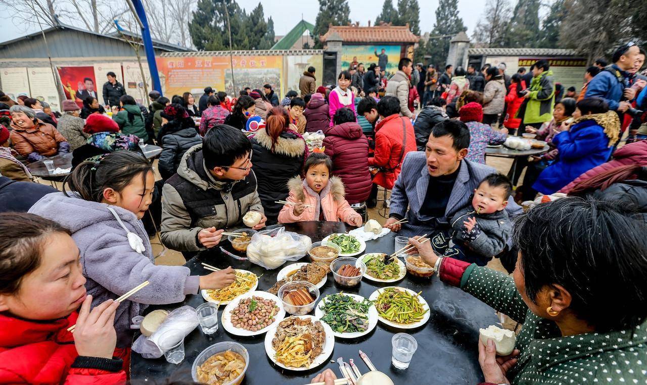 直击农村流水席现场:看看都有那些硬菜,根本不输城里高档饭店_东方