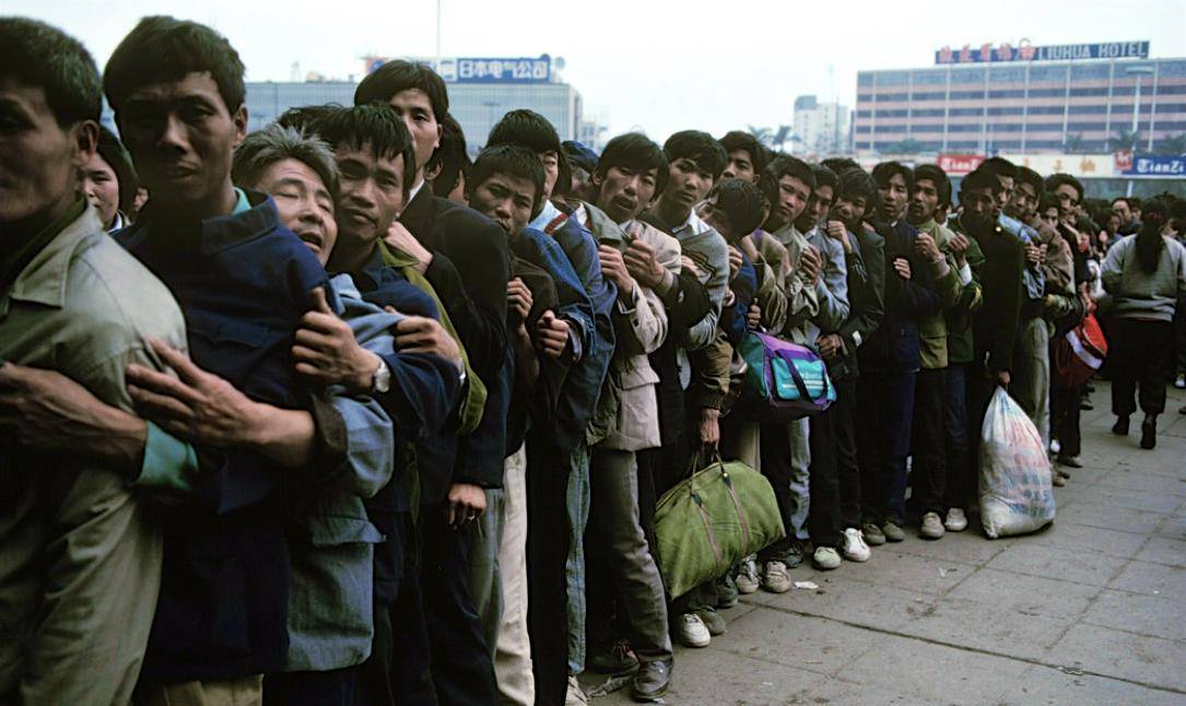 90年代进城农民工们:发家致富者寥寥无几,图9是年轻的发廊妹_城市_的