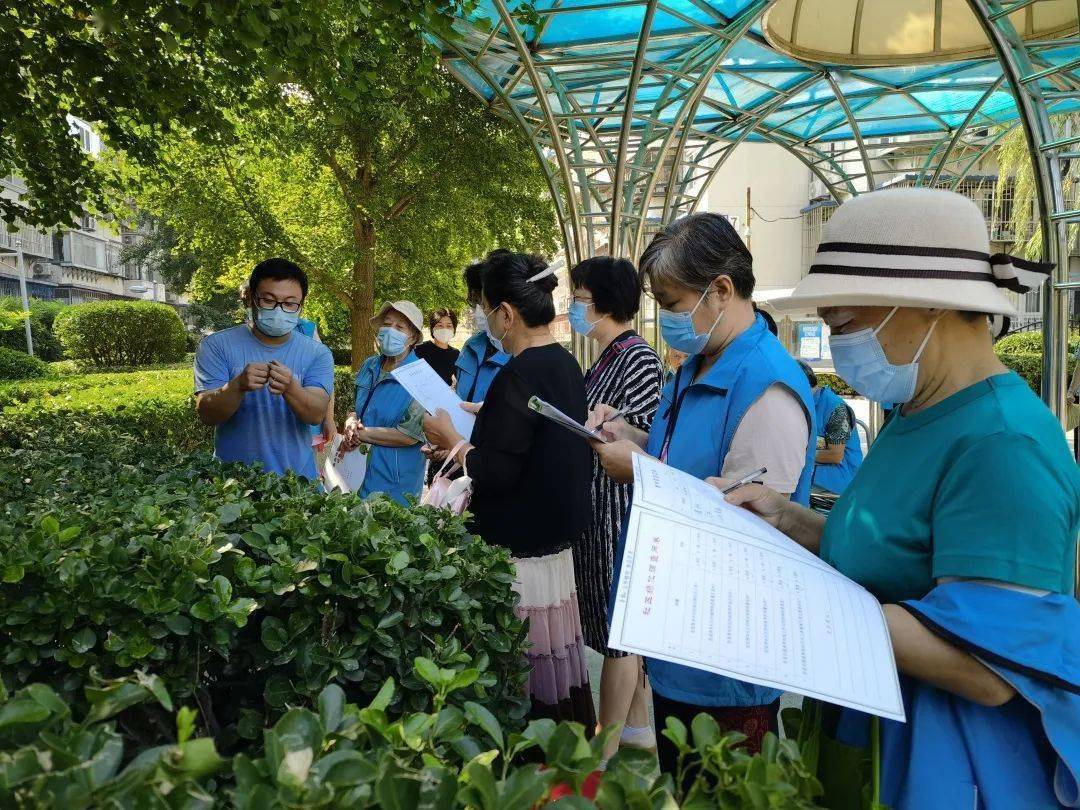 洋溢的撫育養護活動,由雙秀公園專業老師為社區退休居民講解園林知識