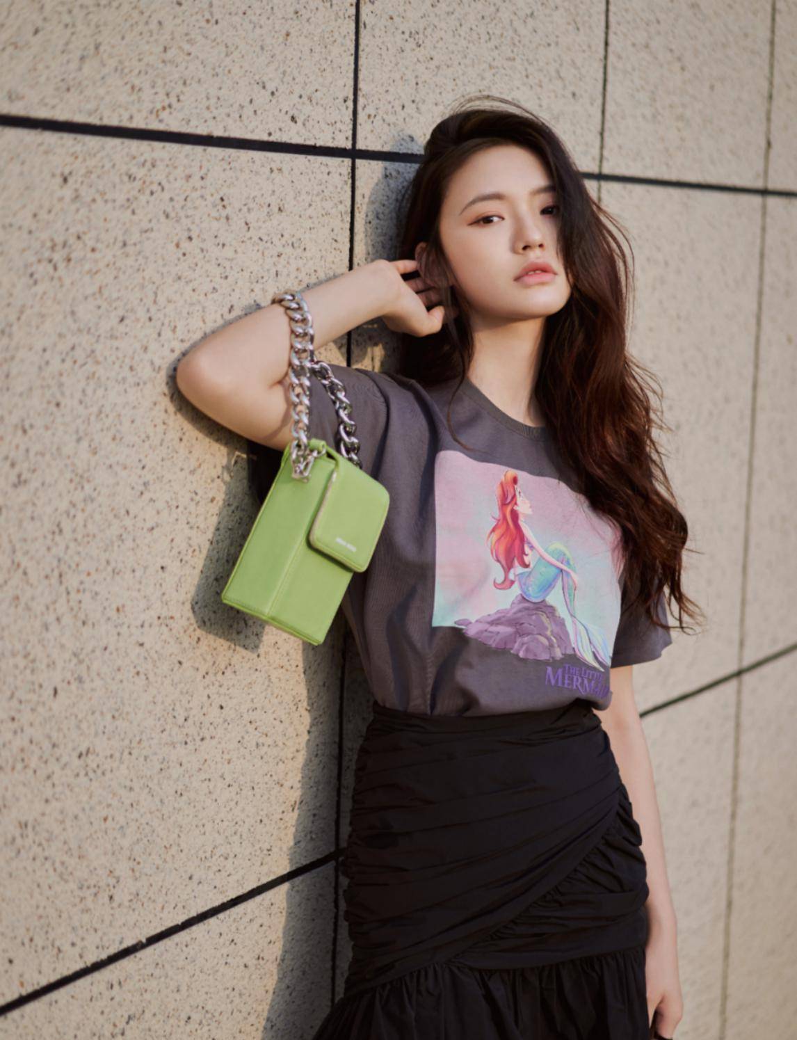 林允晒新穿搭,这颜值这身材这衣品太羡慕,让你秒变男神收割机_包包