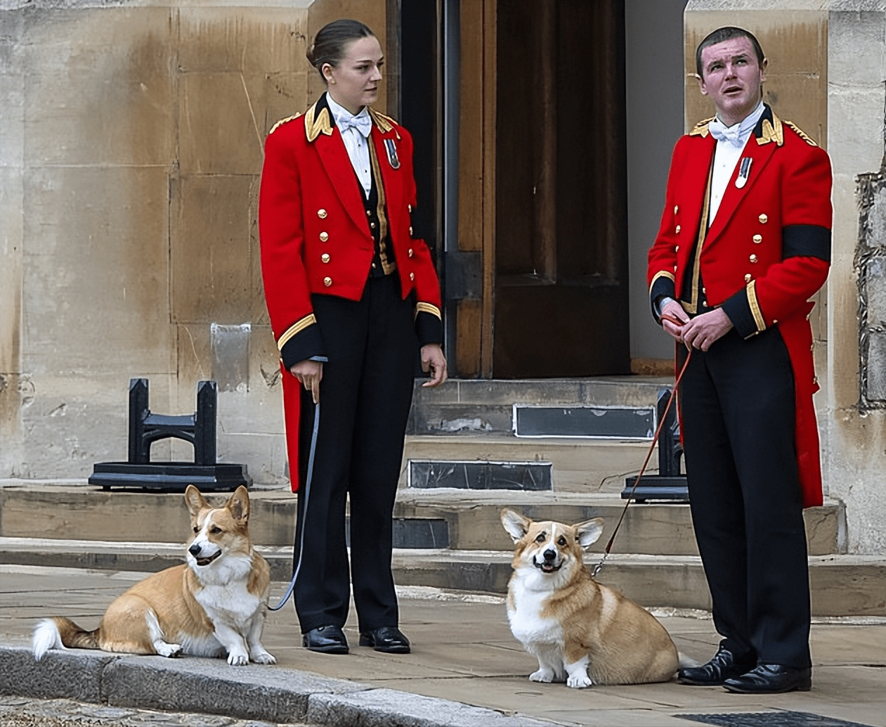 和最爱的丈夫团聚,临终之时2只柯基犬陪伴_英国女王长眠地墓碑照片
