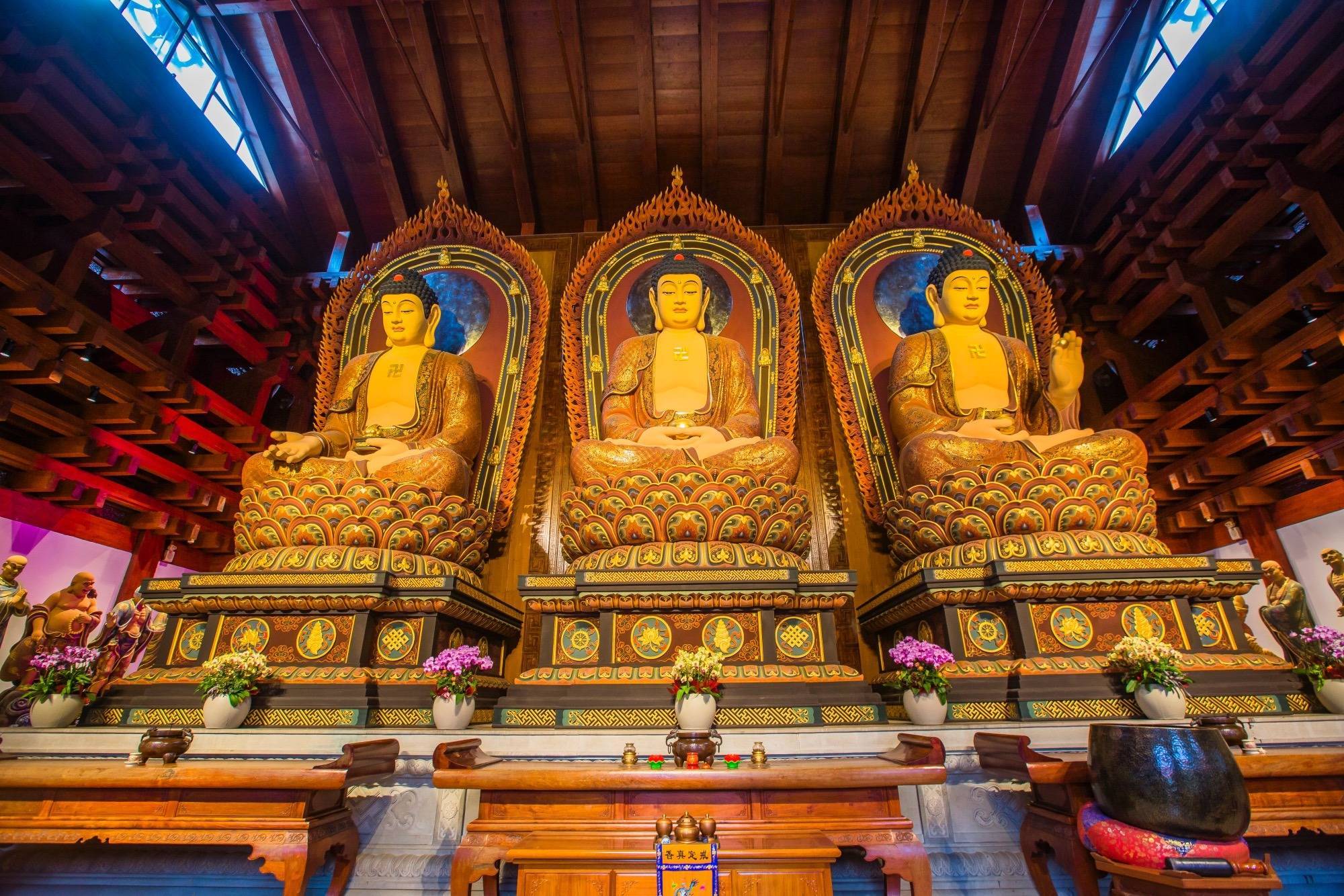 杭州有一座位于闹市中的寺庙,古朴幽静,寺中还供奉着"食神"_带着_菩萨