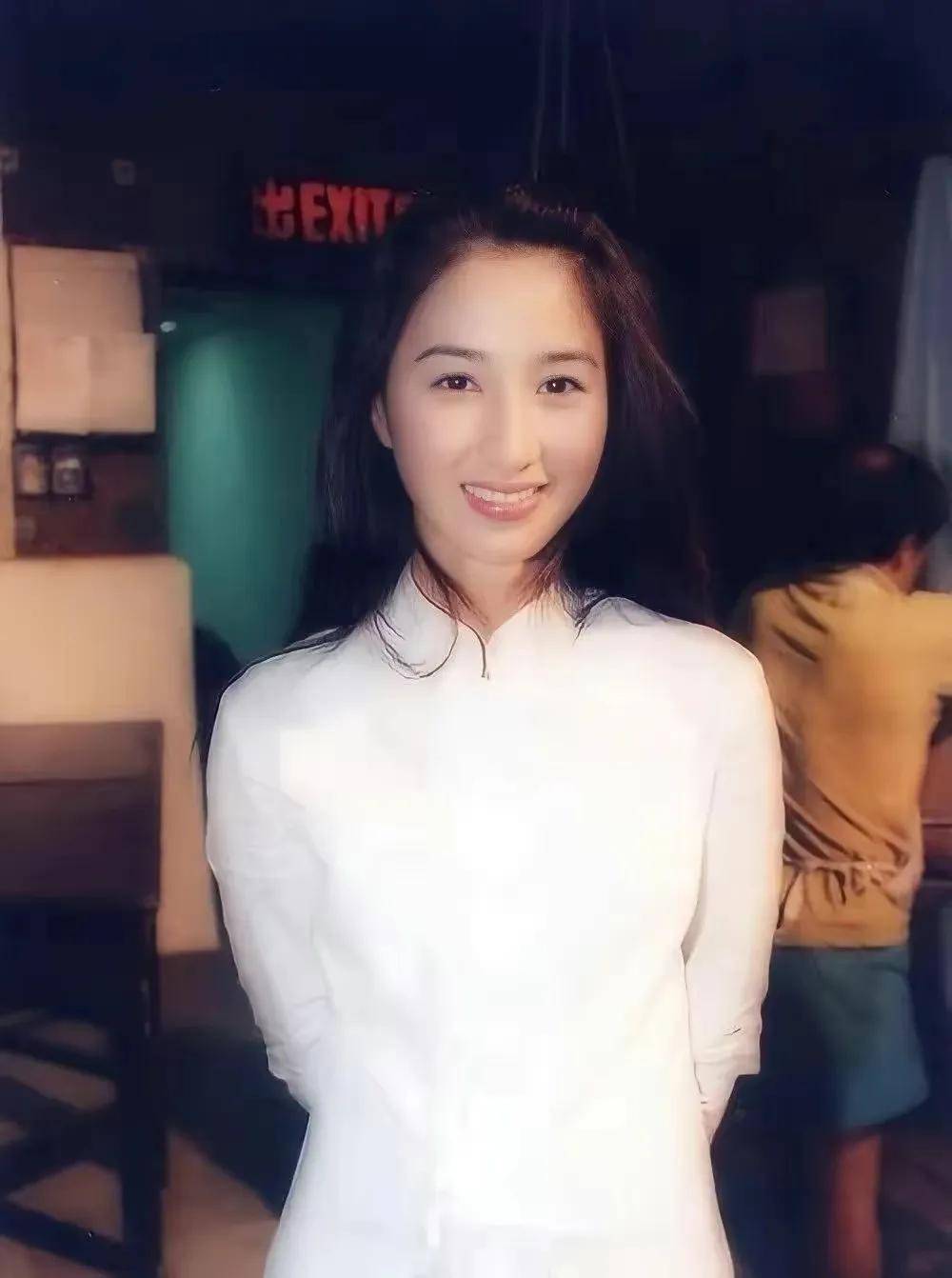 陪张家辉从穷小子到影帝的关咏荷曾经也是"唐人一姐"