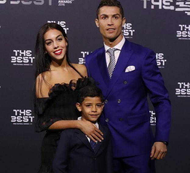 11岁迷你罗身穿白卫衣,藏住八块腹肌_乔治娜_身材_版型