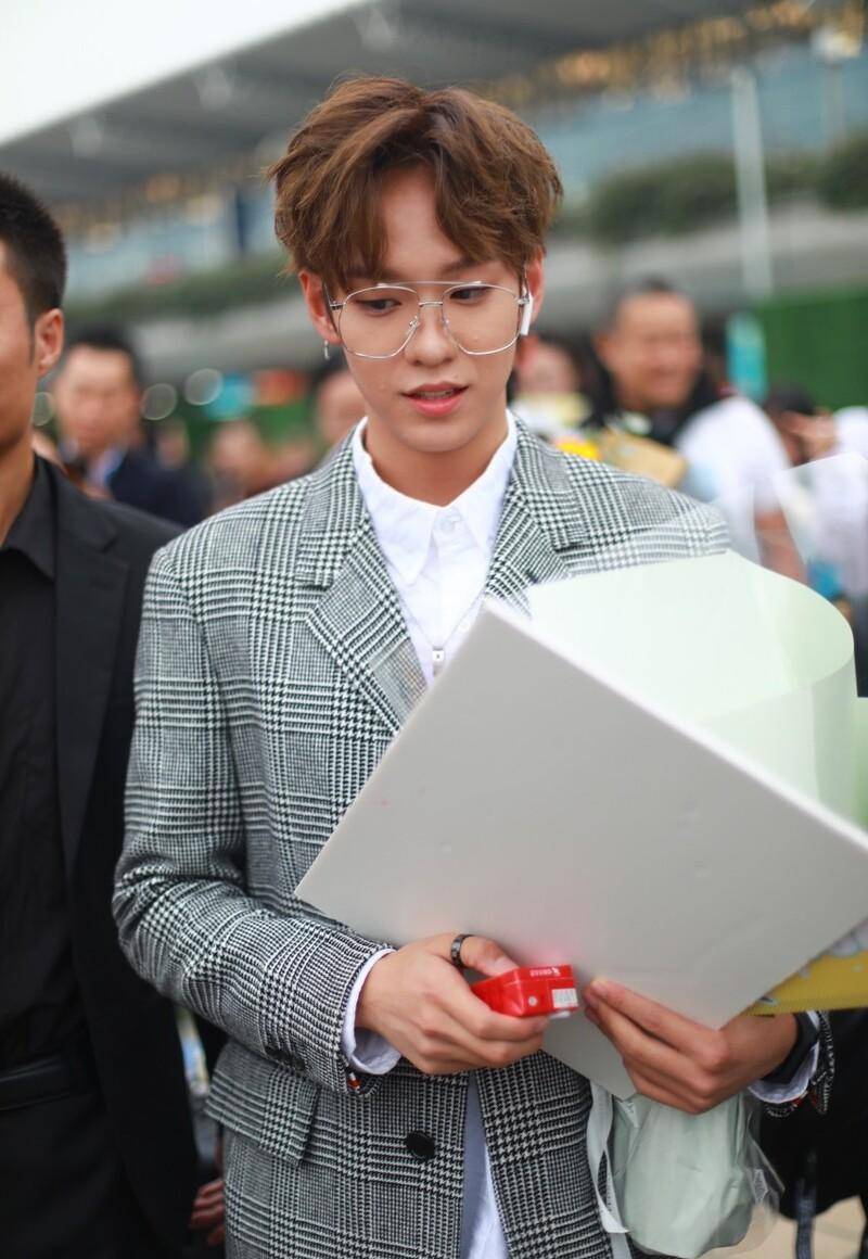 《青你》退赛选手余景天粉丝半夜接机,影响公共秩序引起乘客不满_偶像