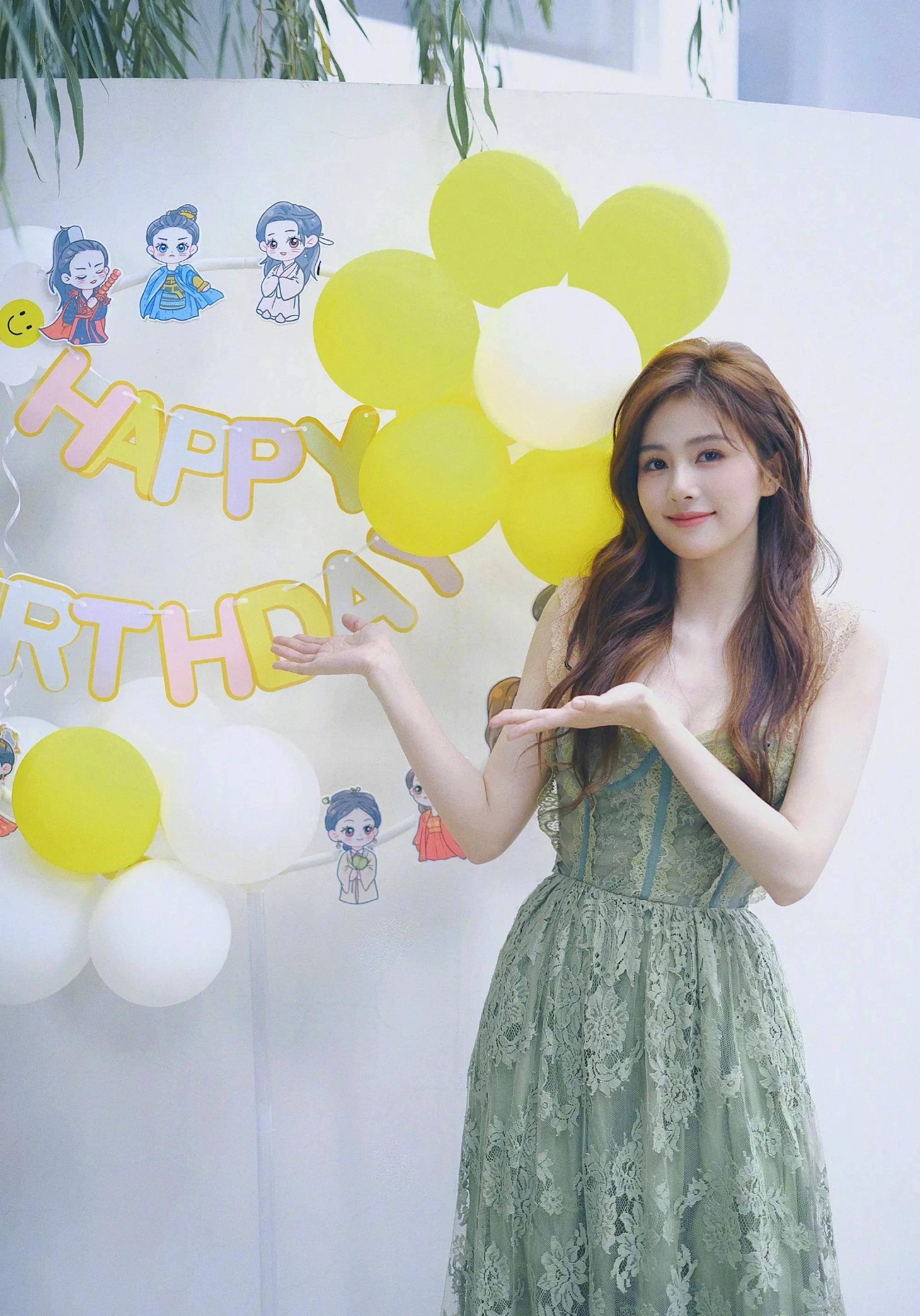 白鹿晒庆生照,气球长裙温柔回眸粉丝说:今日做最幸福的小朋友吧_白梦