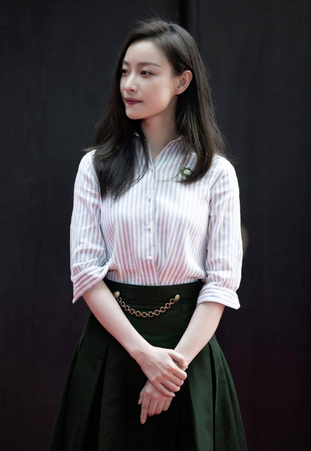 倪妮时尚感真强,条纹衬衫 半身裙也挡不住如此有料的好身材_休闲_造型