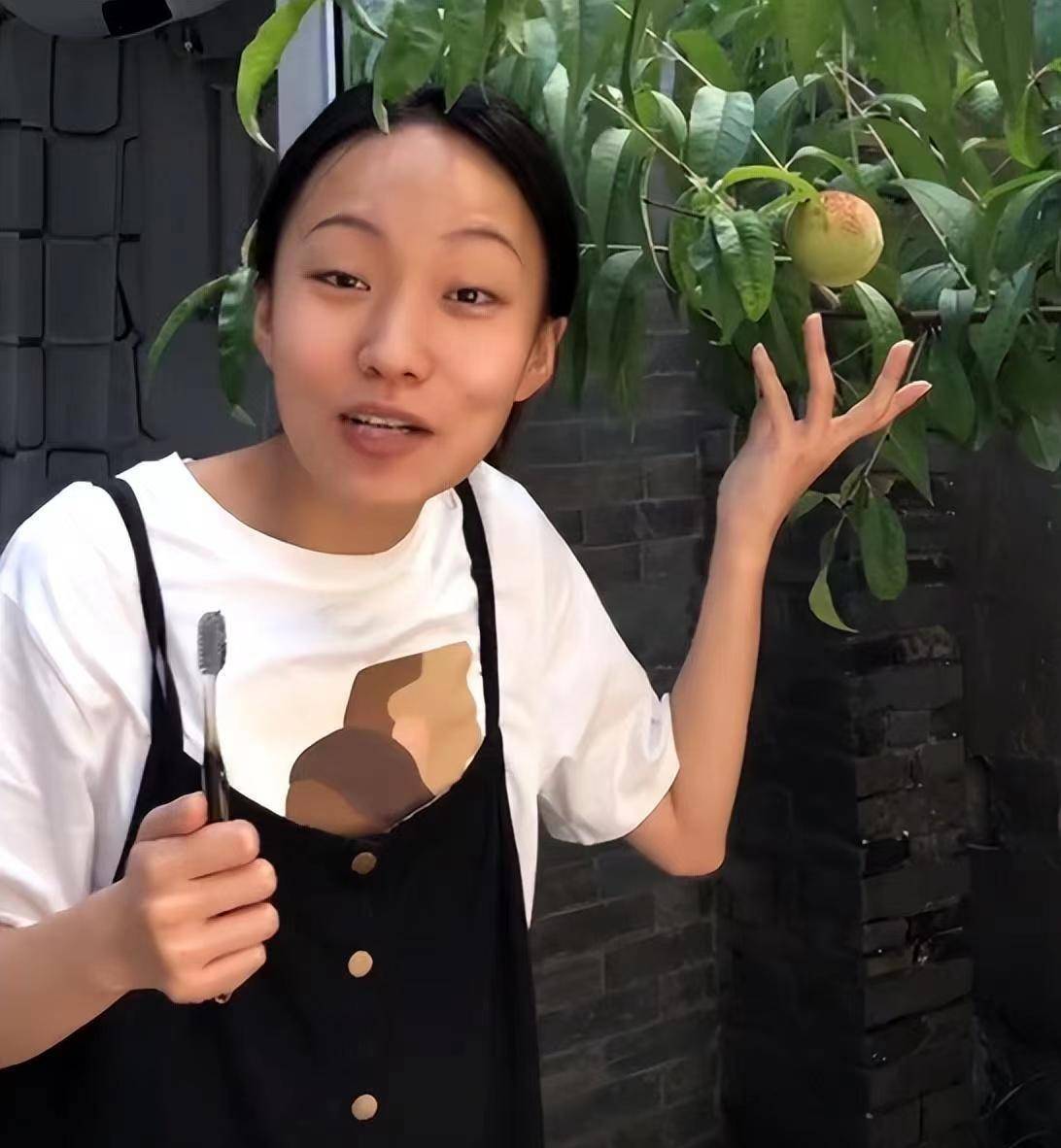 邵雨轩"单飞"后,首播开打赏,疑似与"爱好男"张牡丹恋爱同居_直播_视频