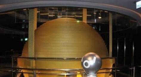为什么摩天大楼里，要悬挂一个上百吨的大铁球？看完你就明白了