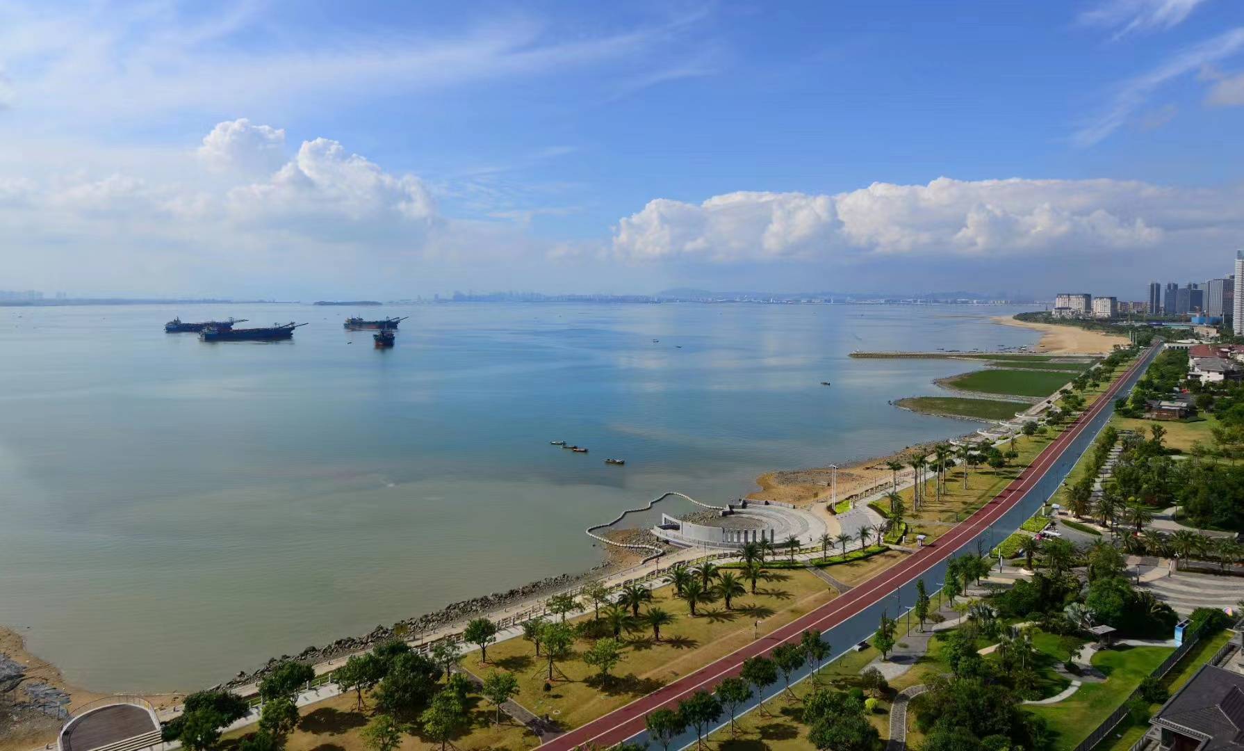 廈門濱海旅遊浪漫線出圈了,12人在味友豪麗吃了4000元海鮮,過癮_沙灘