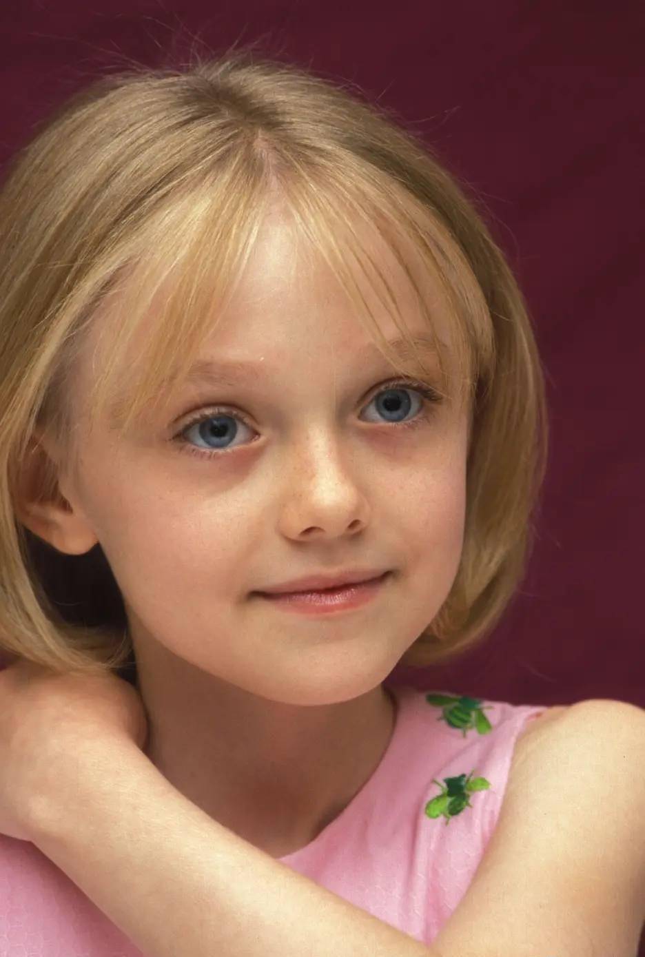 从可爱萝莉到明星美人,那些好莱坞女童星的成长路(下)_达科塔·范宁