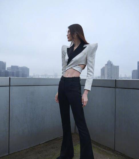 秀了秀她那一把就可以握住的小蛮腰,还有一个亮点,就是腹部的马甲线