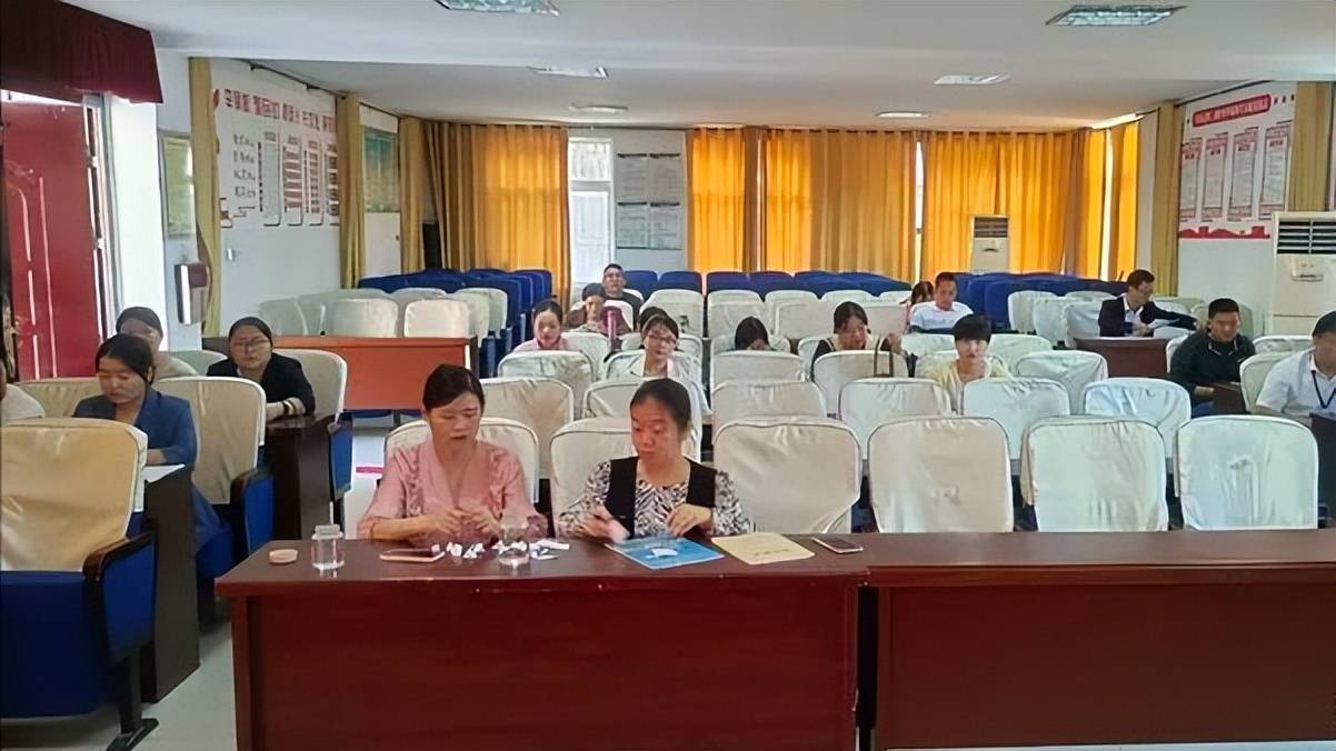 阜南二初教学业务练兵 遴选教坛新星