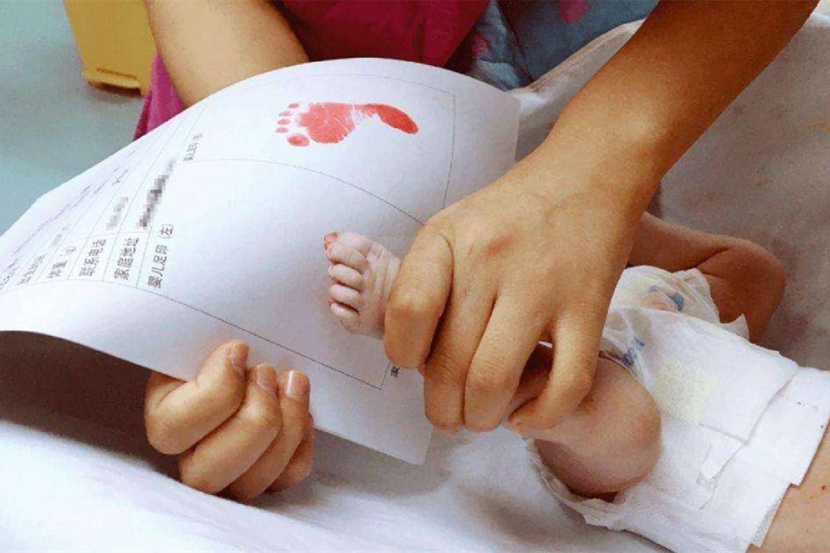 新生儿出生后,医院为什么要留脚印,而不是手印？留脚印有什么好处？