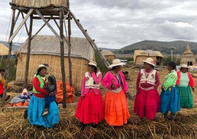 全球最"奇特"的小岛,竟用草堆铺成,历经百年不沉还可住人_乌鲁斯人