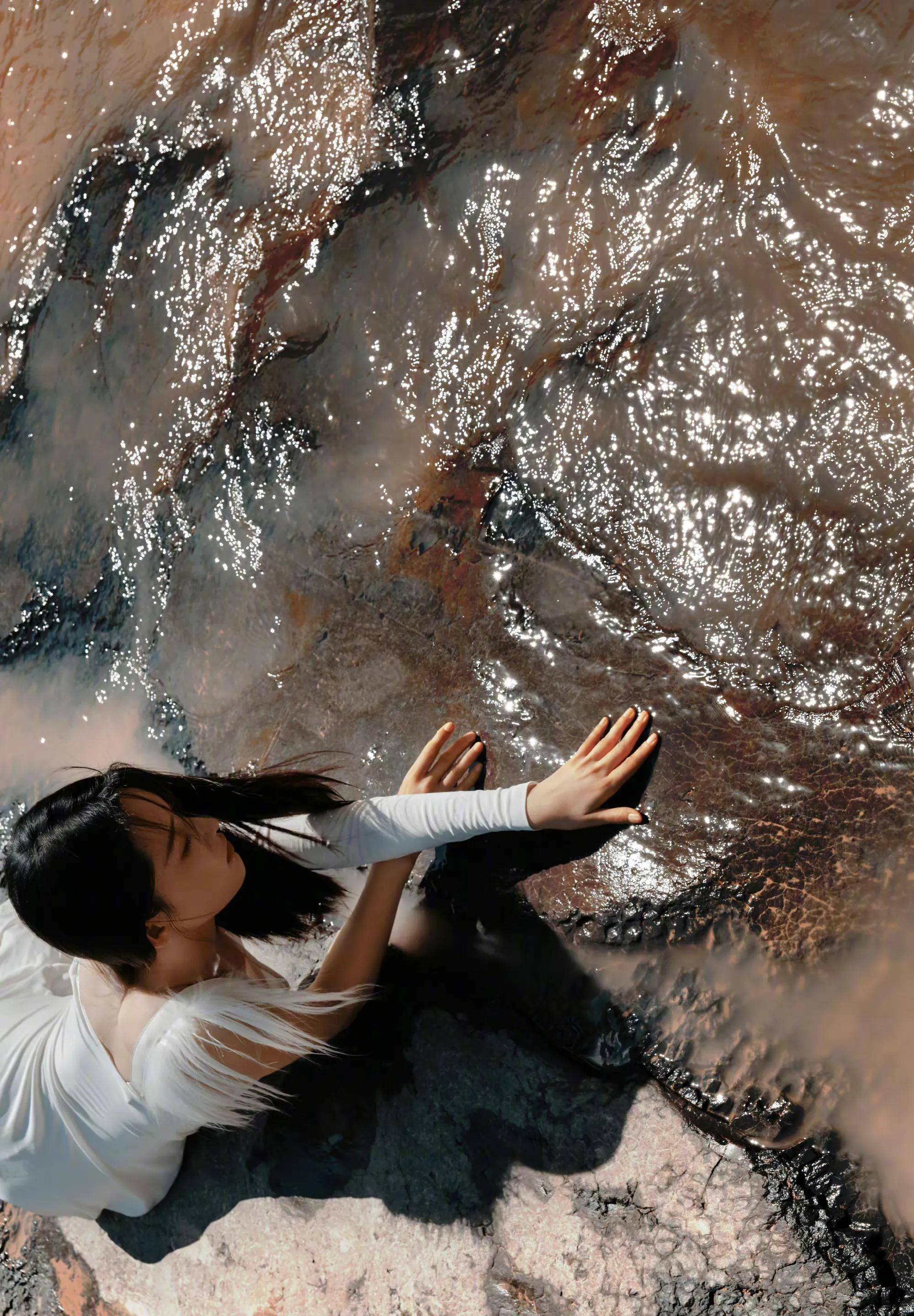 李沁自然之境双生花大片,白月光与红玫瑰相碰撞,演绎清冷与炙热