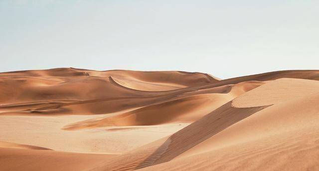 沙漠里面那么多沙子, 为啥不用来盖房子!