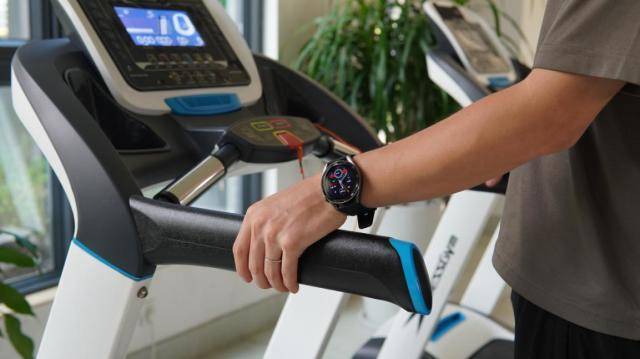 血糖,met等健康监测,健康功能可以说是市面上最齐全的,搭载dido fit