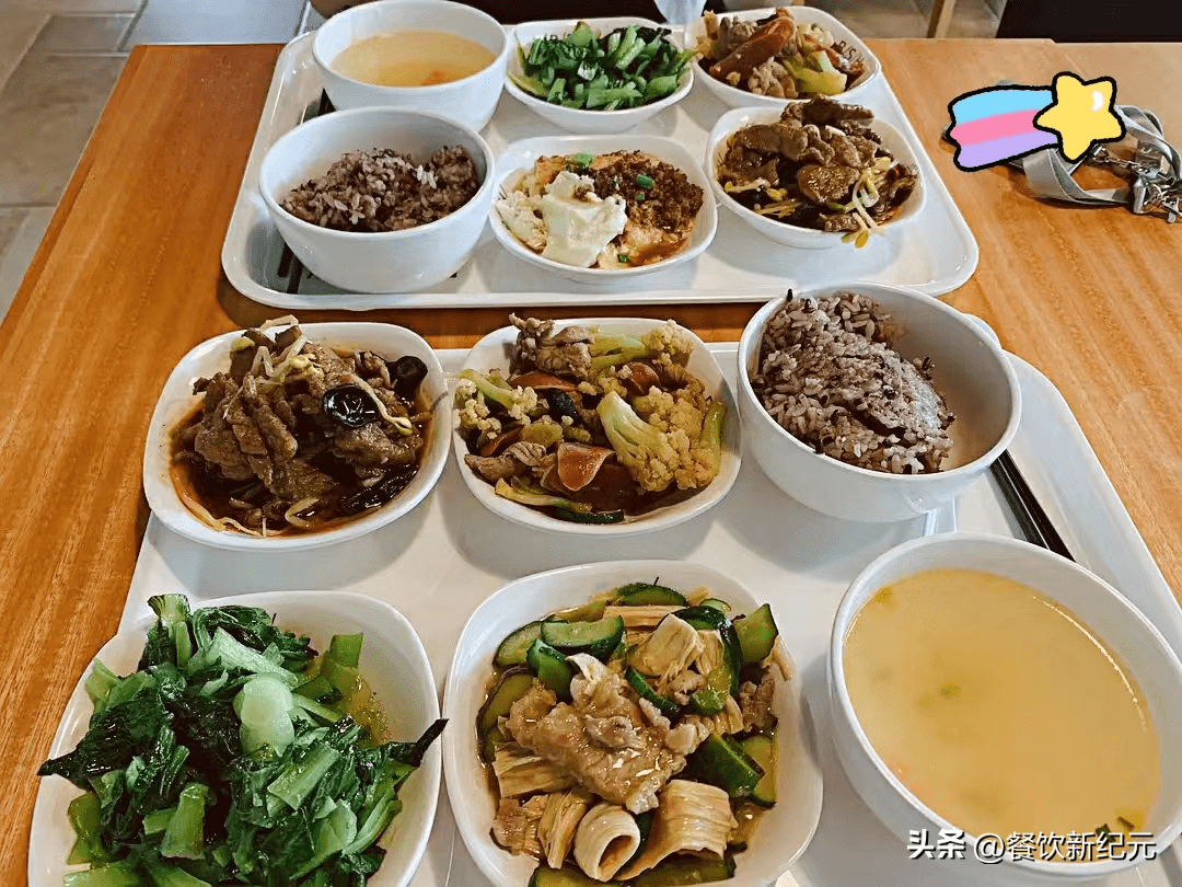 周二午餐厨师都是专业科班出身,都是拥有厨师证的专业厨师,也属于公司