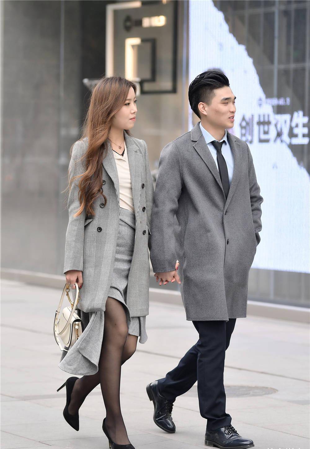 黑色丝袜搭配尖头细跟鞋,春季的经典穿搭,灰色短款