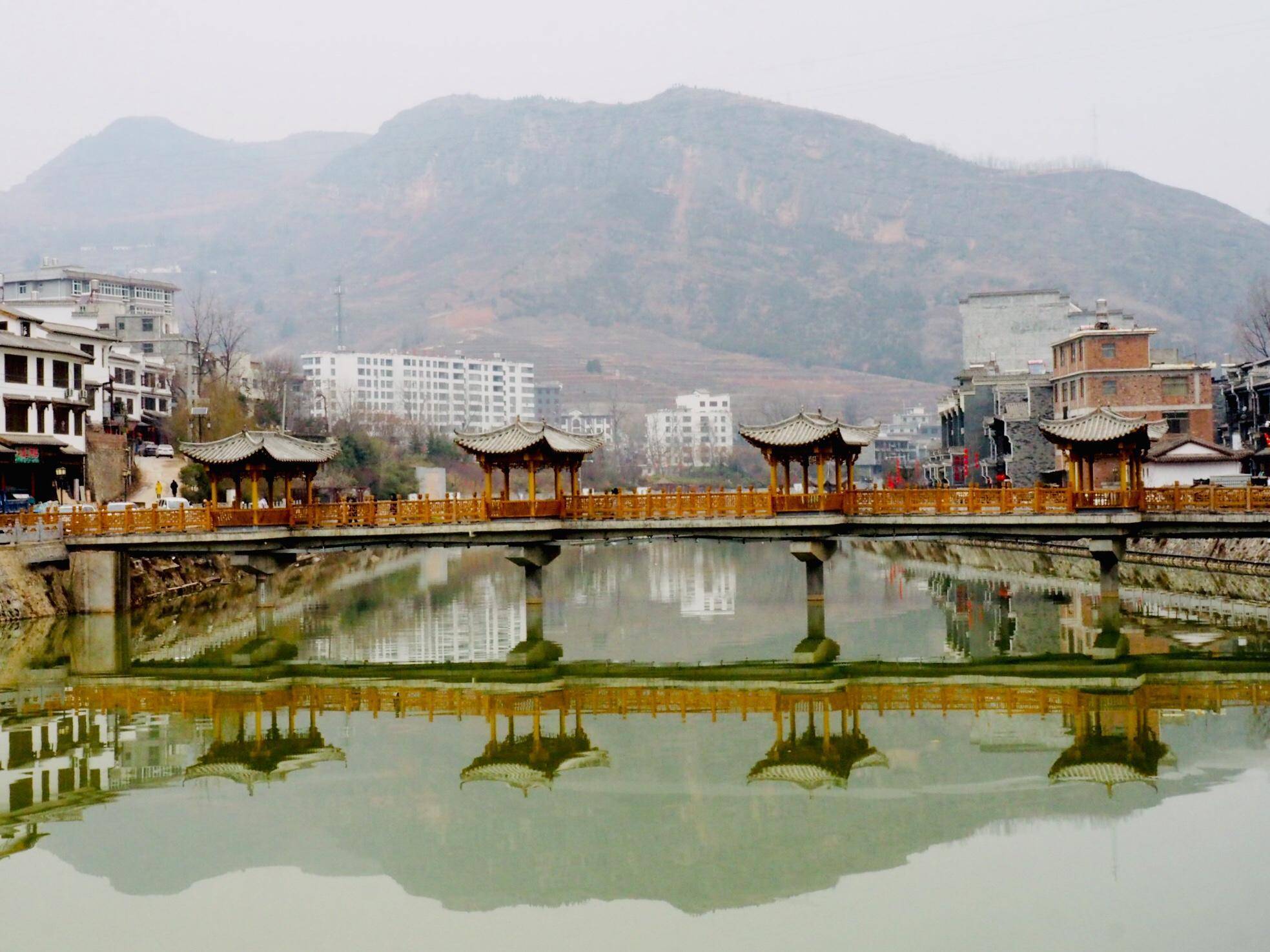 陕西山阳县漫川关镇,北枕秦岭,南依汉水,一片小小的盆地被群山环绕