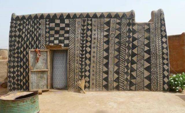 非洲神秘彩绘村，男人建造女人画画。陵墓太精美而无法分辨