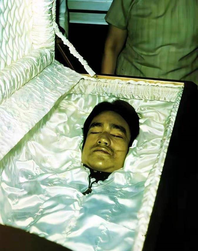 现场:猝死在丁佩床上,妻子披麻戴孝,抬棺之人来头大_琳达_香港_李国豪