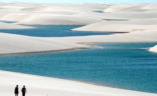 地球上最离谱的沙漠：黄沙本应充满生机，但湖泊却充满生机