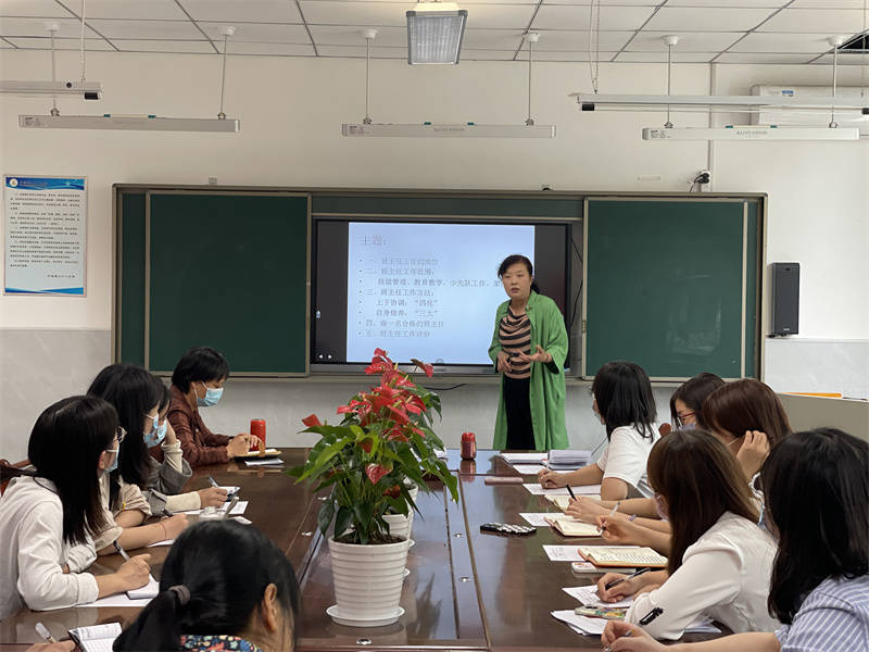 本次活動特邀原陝師大御錦城小學校長劉喜靜為全體班主任老師培訓.