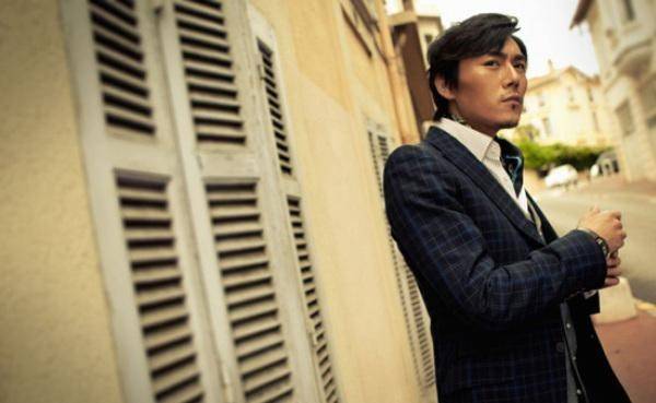 与章子怡是同学,一毕业就拒绝了8部戏,戏外一家三口非常幸福!