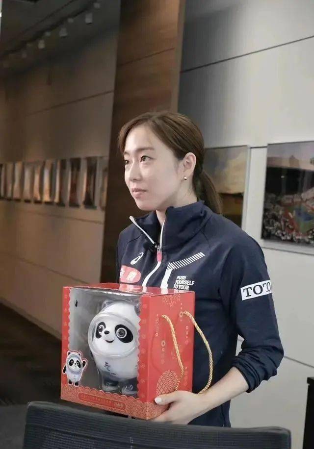 怀抱冰墩墩的石川佳纯,可惜无缘成都世乒赛!