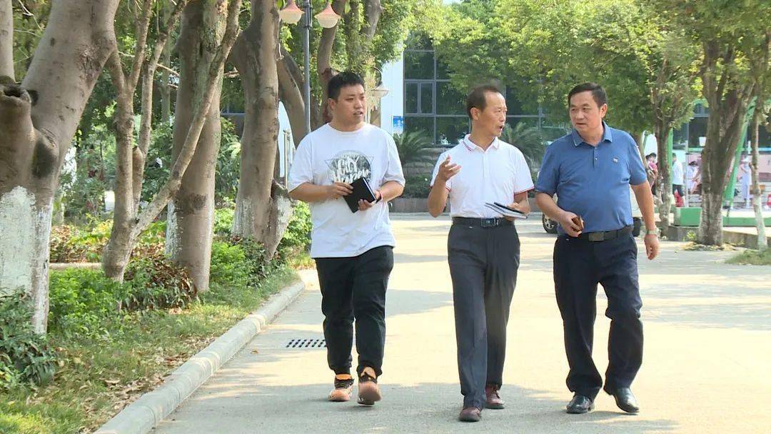 袁红波:曾在临桂中学当校长,治学有方,现已调任十八中!