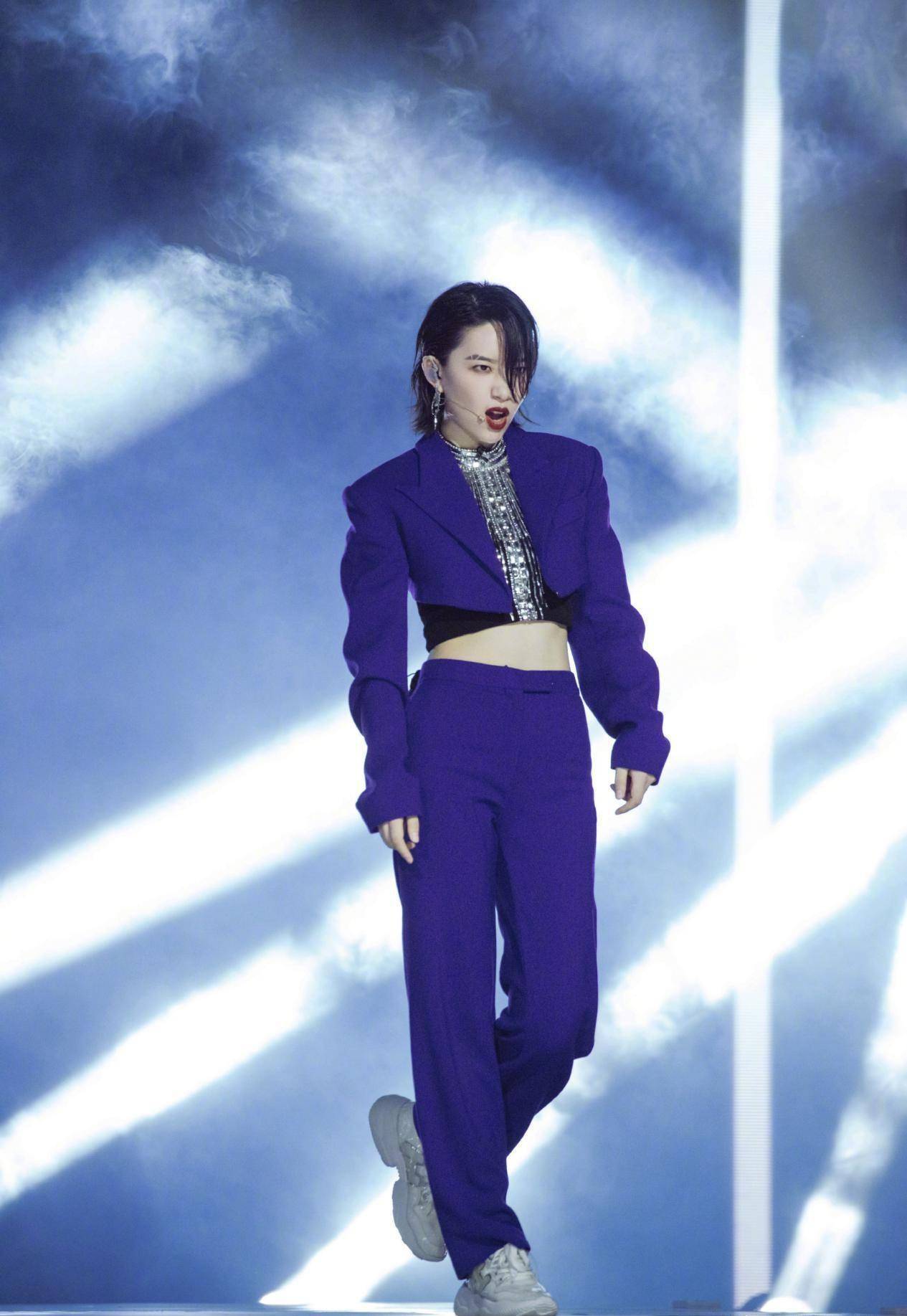 李斯丹妮身穿白t花牛仔现身机场,帅气迷人,小红帽超可爱_比赛_宝宝