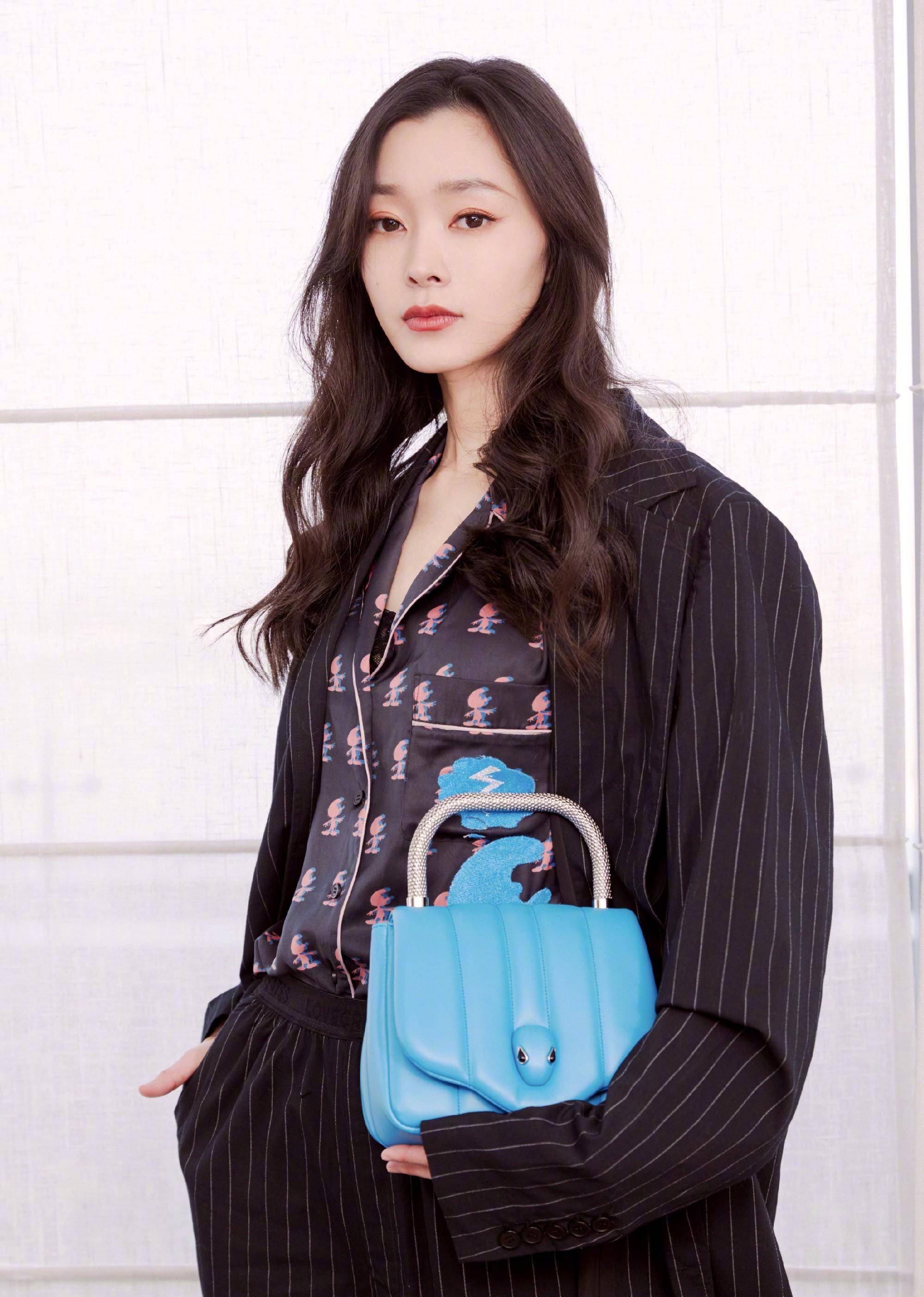 爱"死"了清冷大美人宋轶,气质拔群不说,连穿衣都那么有品位_黑色_白色