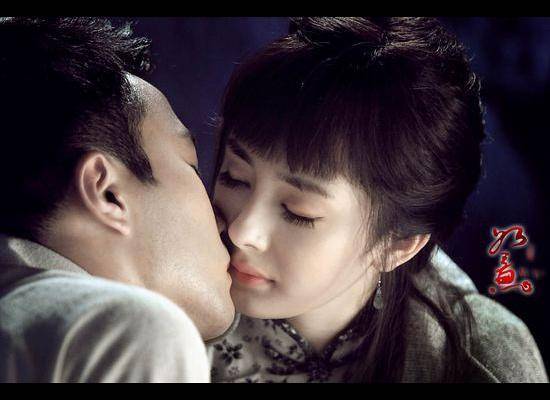 演员如何拍吻戏,热巴用银行卡,杨颖有保鲜膜,林更新拍完马上溜_观众