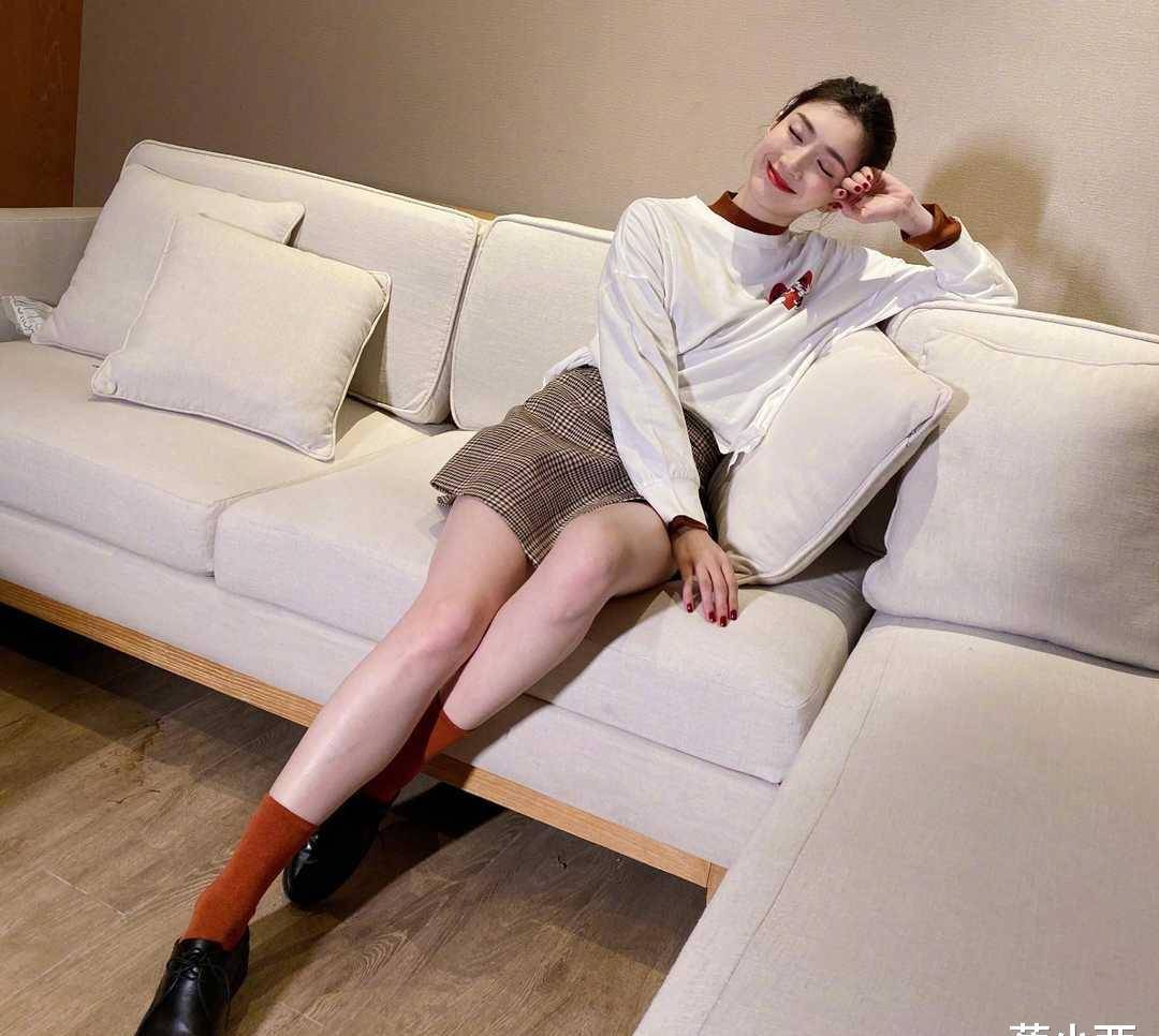 江疏影真是"又欲又正",穿紧身抹身材短裙凹造型,一举一动好撩人_时尚