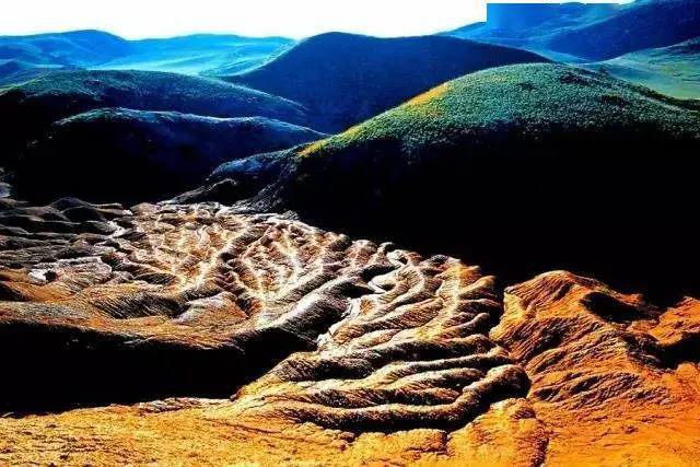 世界上最大的泥火山群--乌苏泥火山群_新疆_火山口_燃烧