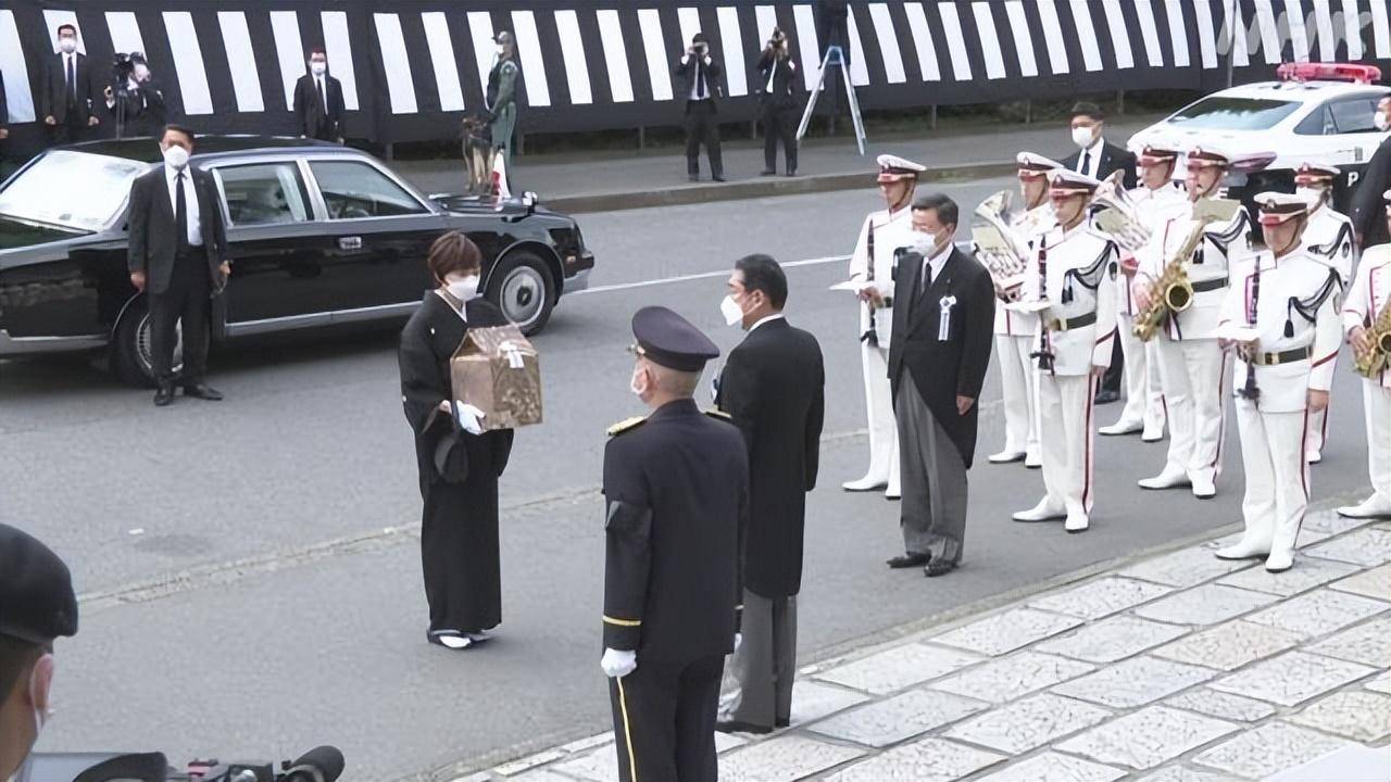 遗孀昭惠捧着骨灰盒亮相,穿黑色传统和服难掩悲伤_葬礼_日本_公主
