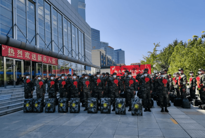 当天,大连军分区,市委宣传部有关领导来到送兵现场,勉励新兵要珍惜