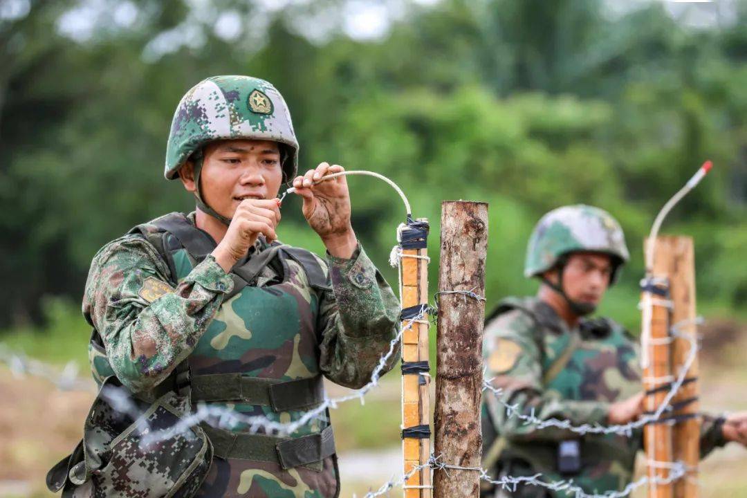 隨後單兵掩體爆破器等輪番上陣,現場硝煙滾滾,火光沖天,一個個目標