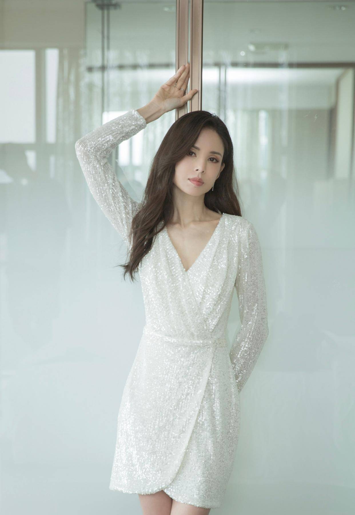 李若彤54岁时尚犹存,荧光黄抹身材裙窈窕迷人,不愧是最美小龙女_look